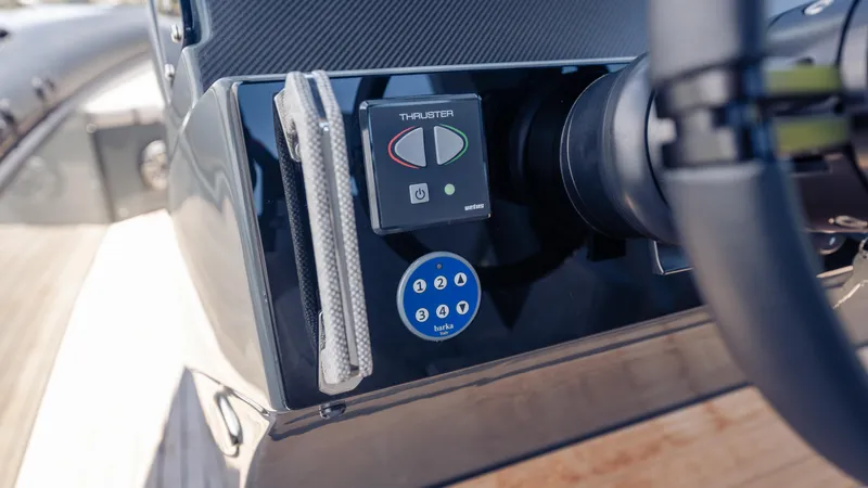 Skipper 38 Twin Mercury 400 Verado - Sunbed Ed. Yacht Photos Pics Control panel of 2025 Skipper-BSK 38 boat, featuring thruster and steering wheel.