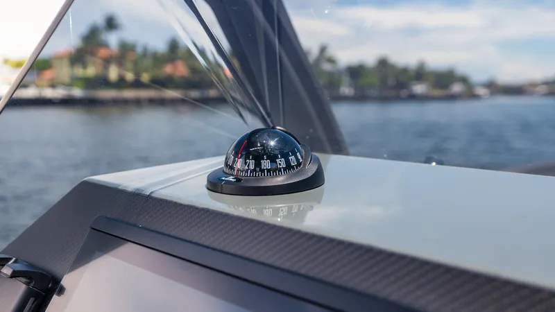 Skipper 38 Twin Mercury 400 Verado - Sunbed Ed. Yacht Photos Pics 