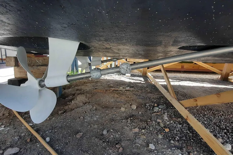  Yacht Photos Pics Propeller and shaft of 2000 Carver 530 Voyager Pilothouse on dry dock.