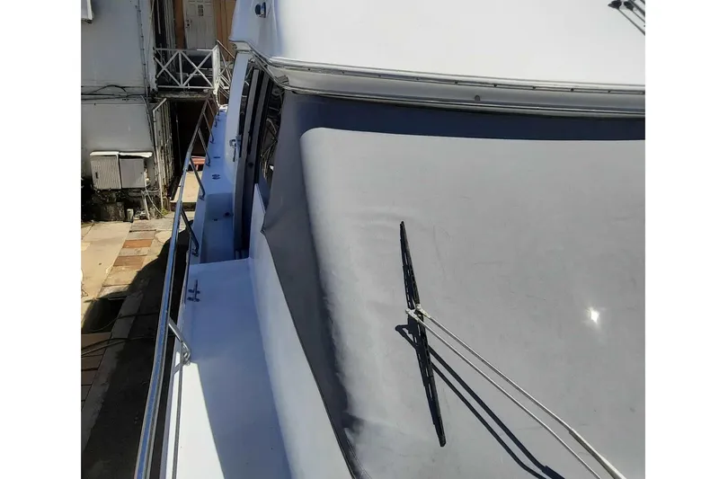  Yacht Photos Pics 2000 Carver 530 Voyager Pilothouse yacht with covered deck and railing.