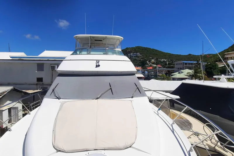  Yacht Photos Pics 2000 Carver 530 Voyager Pilothouse yacht docked under clear blue sky.