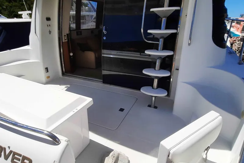  Yacht Photos Pics 2000 Carver 530 Voyager Pilothouse yacht interior with spiral staircase and seating area.