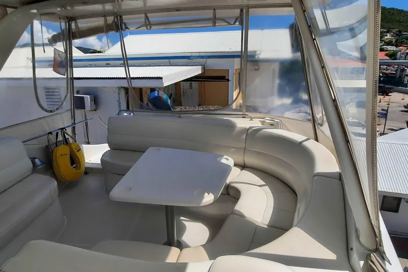  Yacht Photos Pics Luxurious seating area on a 2000 Carver 530 Voyager Pilothouse yacht.