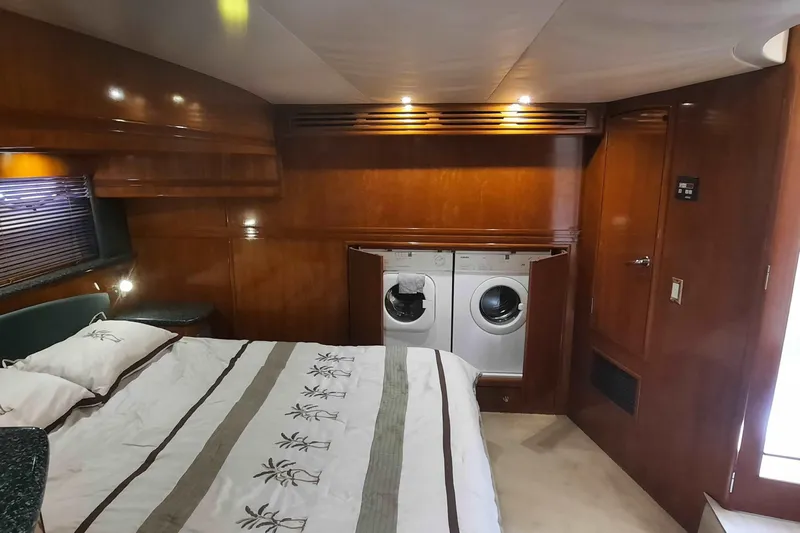  Yacht Photos Pics Luxurious bedroom in 2000 Carver 530 Voyager Pilothouse with washer and dryer.
