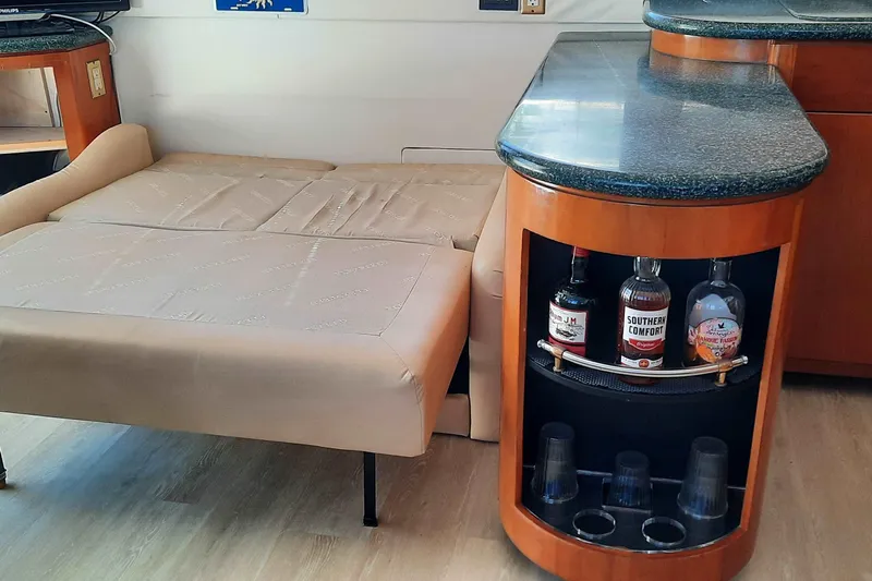  Yacht Photos Pics Interior of 2000 Carver 530 Voyager Pilothouse with sofa bed and bar area.