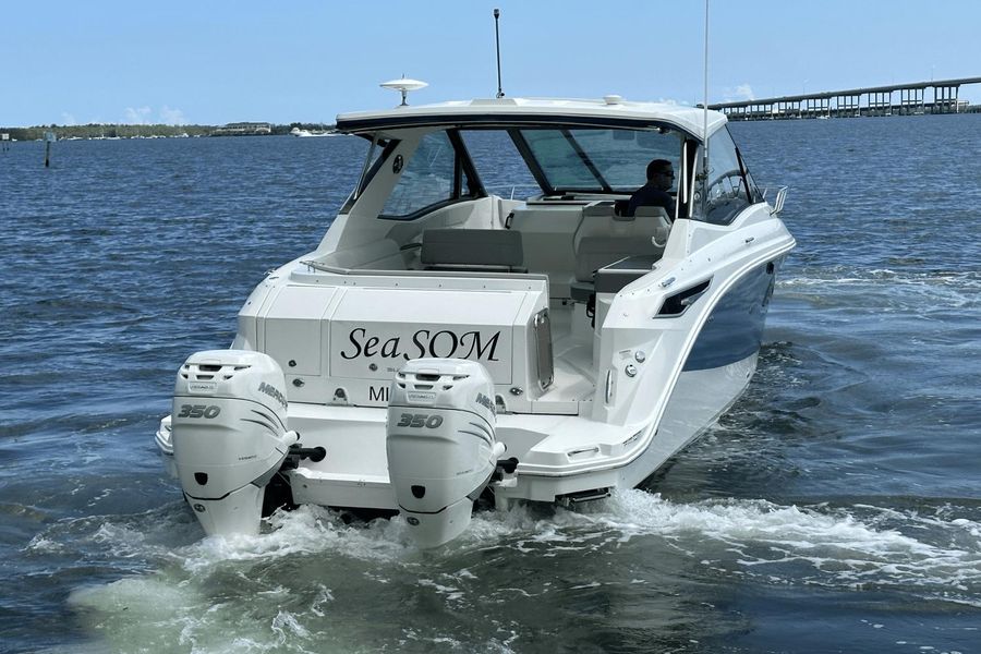 2021 Sea Ray Sundancer 320 OB