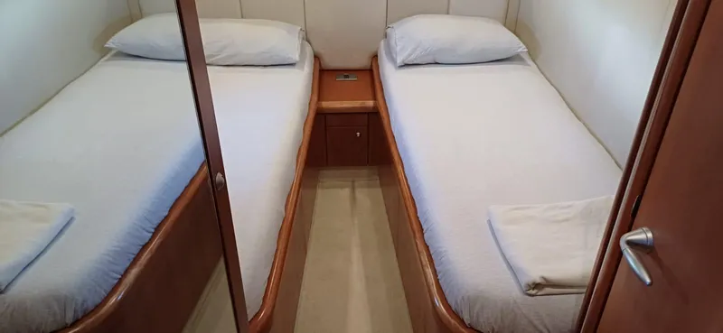  Yacht Photos Pics Twin cabin with beds in 2006 Sunseeker Manhattan 60 yacht interior.