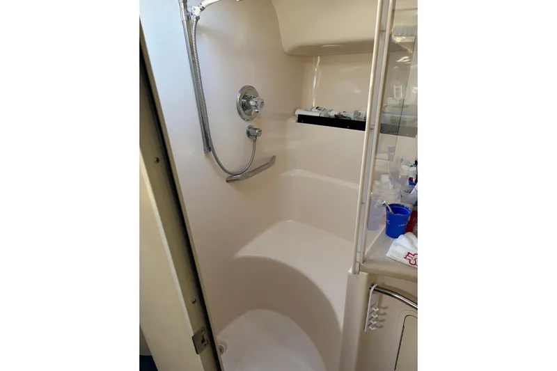  Yacht Photos Pics Shower area in 1998 Sea Ray 400 Sundancer yacht bathroom.