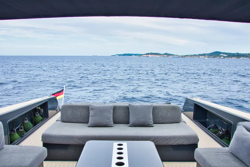 G3 Yacht Photos Pics Luxury VanDutch 55 yacht interior with ocean view, 2013 model.