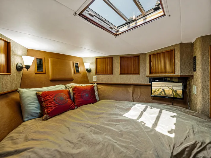 Vintage 1990 Yacht Photos Pics Cozy bedroom in 1990 Buddy Davis 61 Convertible yacht with skylight and TV.