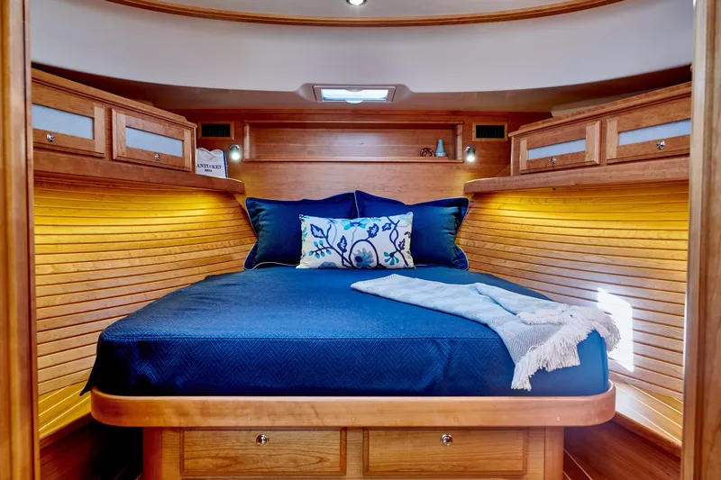 On Order, Ready For Customization Yacht Photos Pics Luxurious bedroom in Sabre 45 Salon Express 2027 yacht.