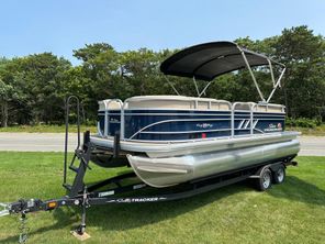 Sun Tracker Party Barge 20 DLX