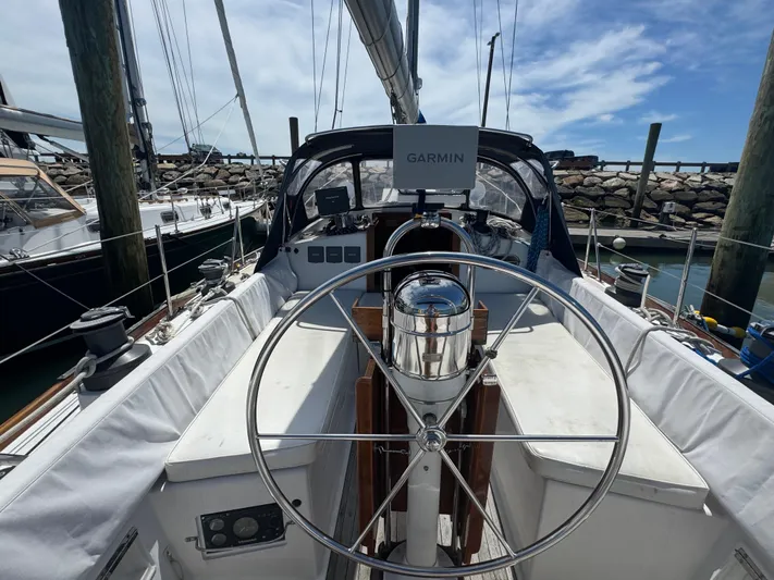 Mast Transit Yacht Photos Pics Cockpit of 1983 Hinckley Sou'wester 42 sailboat with Garmin navigation system.