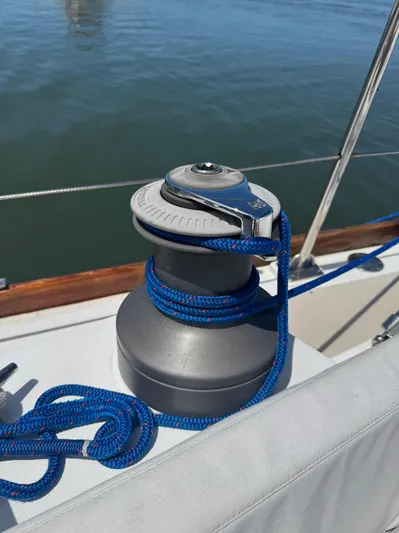 Mast Transit Yacht Photos Pics Winch with blue rope on 1983 Hinckley Sou'wester 42 sailboat deck.