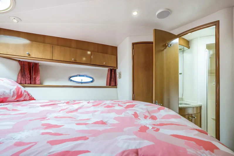 Lemonade Yacht Photos Pics Interior of 2001 Carver 466 Motor Yacht with bed and ensuite bathroom.