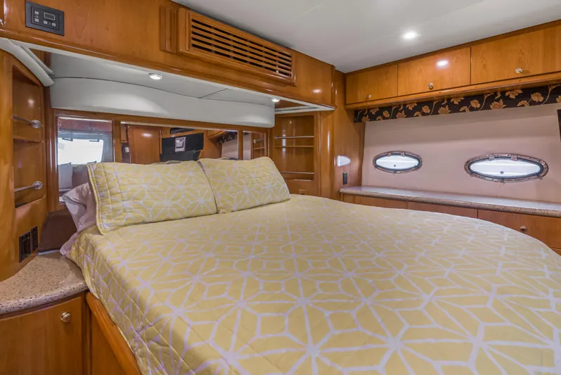 Lemonade Yacht Photos Pics Interior of 2001 Carver 466 Motor Yacht with cozy bedroom and elegant wood finish.