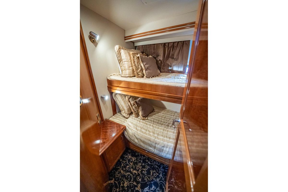 2005 Carver 56 