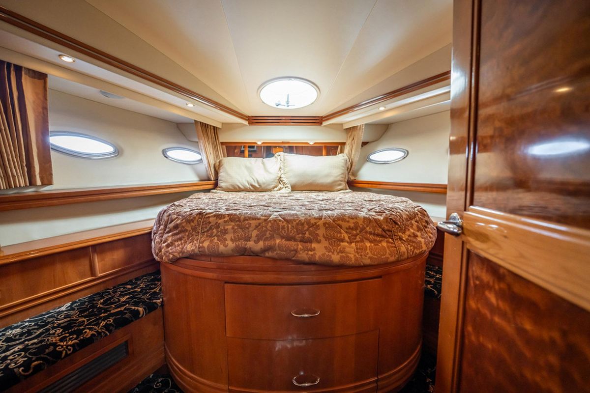 2005 Carver 56 