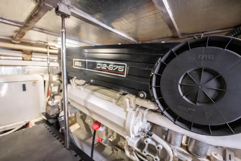 Sound Traveler Yacht Photos Pics Engine room of 2005 Carver 56 Voyager with Volvo Penta D12-675 engine.