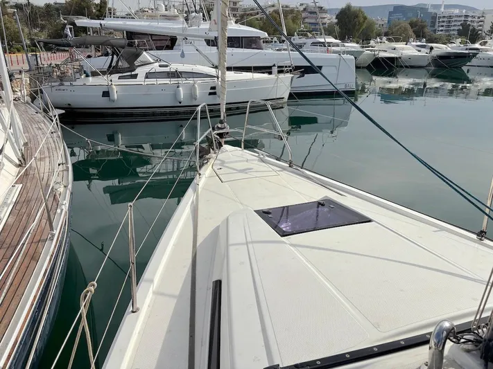 Sunshine Yacht Photos Pics Sailboats docked in a marina, featuring a 2014 Hanse 345 in the foreground.