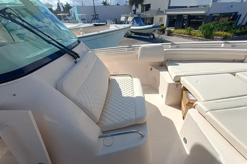 336-617 Yacht Photos Pics Interior of Grady-White Canyon 336 boat, model year 2026.