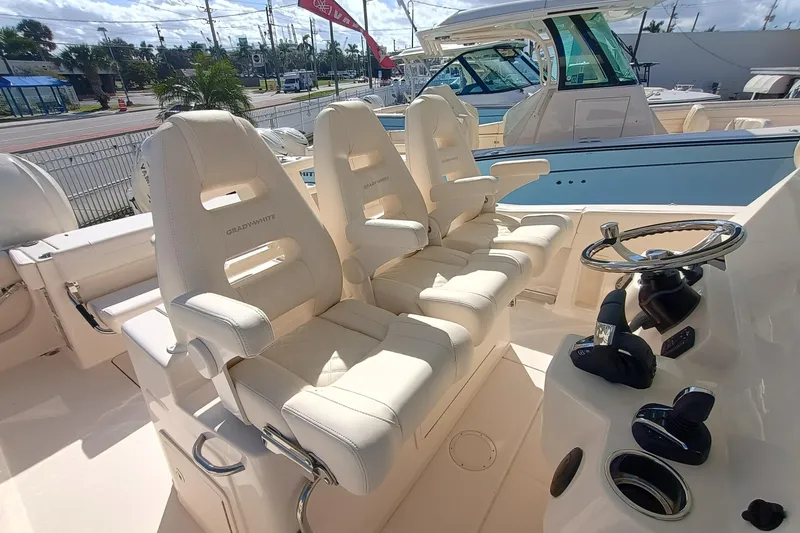 336-617 Yacht Photos Pics Interior of Grady-White Canyon 336 boat, model year 2026.
