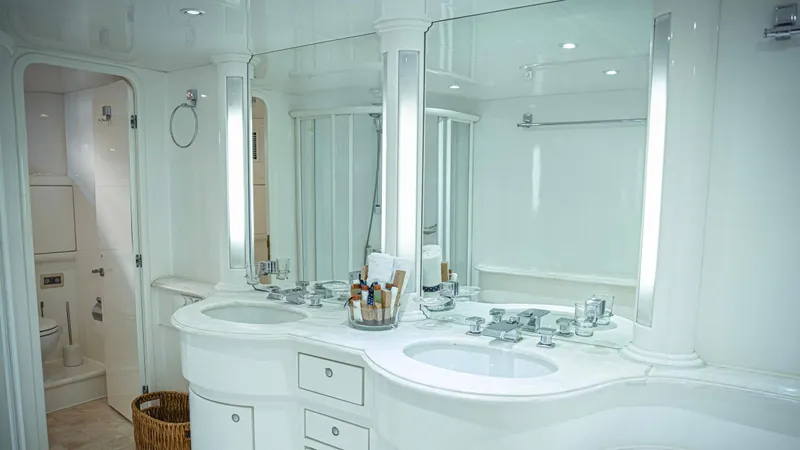 1601 Yacht Photos Pics 