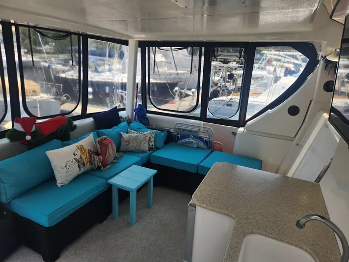 Nacho Boat Yacht Photos Pics Interior of 2000 Silverton 453 Motor Yacht with blue seating and decorative pillows.