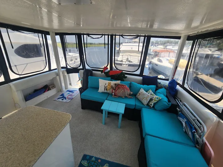 Nacho Boat Yacht Photos Pics Interior of 2000 Silverton 453 Motor Yacht with cozy seating and vibrant decor.