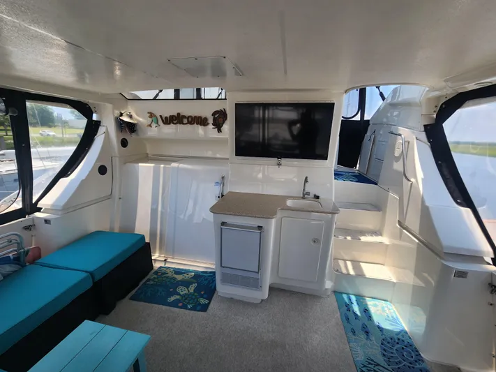 Nacho Boat Yacht Photos Pics Interior of 2000 Silverton 453 Motor Yacht with seating, kitchenette, and TV.