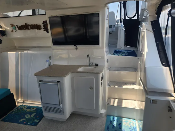 Nacho Boat Yacht Photos Pics Interior of 2000 Silverton 453 Motor Yacht with kitchenette and stairs.