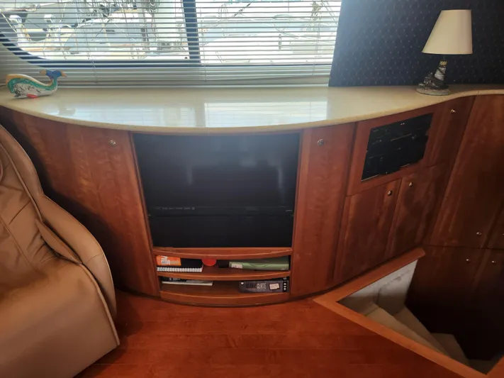 Nacho Boat Yacht Photos Pics Interior of 2000 Silverton 453 Motor Yacht with TV, shelves, and lamp.