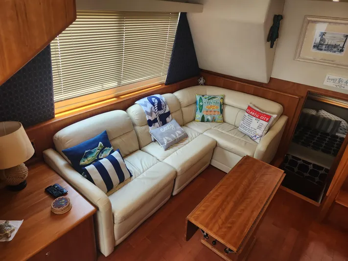 Nacho Boat Yacht Photos Pics Interior of 2000 Silverton 453 Motor Yacht with cozy seating and nautical decor.