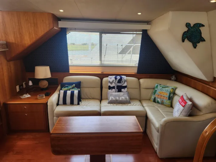 Nacho Boat Yacht Photos Pics Interior of 2000 Silverton 453 Motor Yacht with cozy seating and nautical decor.