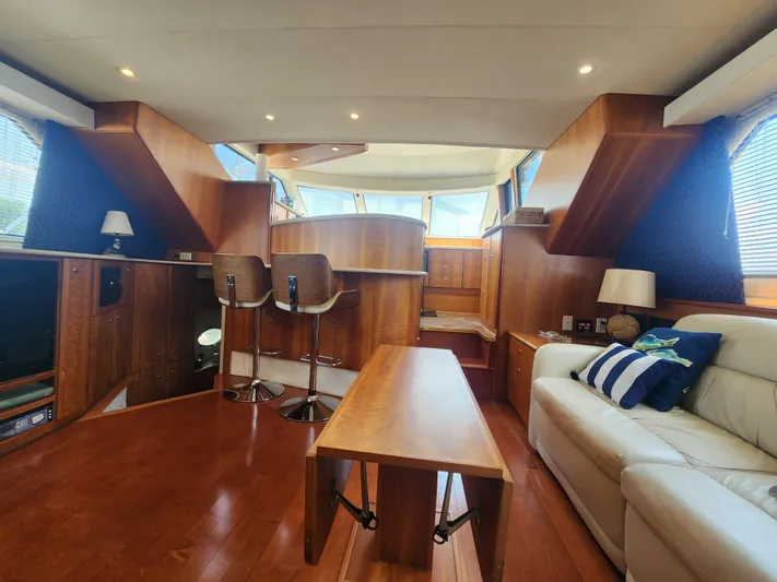 Nacho Boat Yacht Photos Pics Interior of 2000 Silverton 453 Motor Yacht with wooden furnishings and cozy seating area.