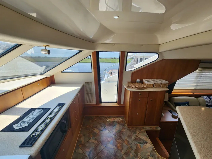 Nacho Boat Yacht Photos Pics Interior of 2000 Silverton 453 Motor Yacht with modern design and ample natural light.