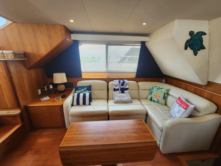 Nacho Boat Yacht Photos Pics Luxurious interior of 2000 Silverton 453 Motor Yacht with cozy seating and nautical decor.