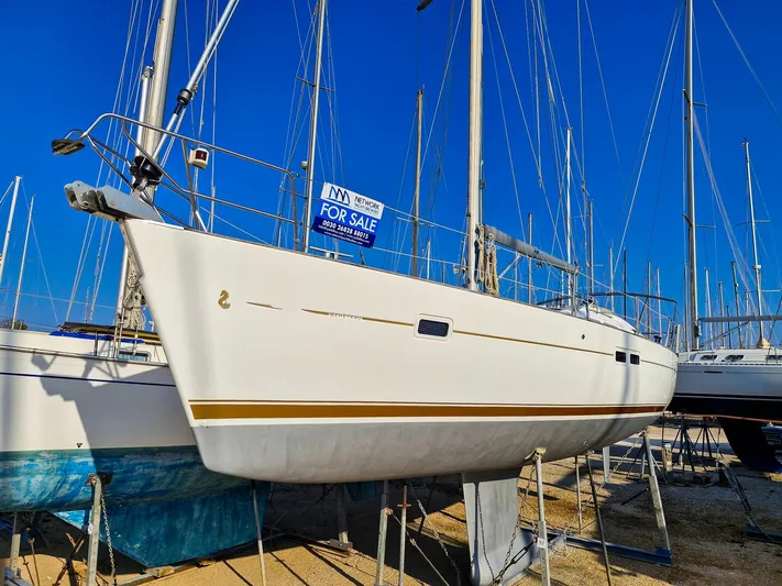  Yacht Photos Pics 2004 Beneteau Oceanis 423 sailboat for sale, displayed on land with clear blue sky.