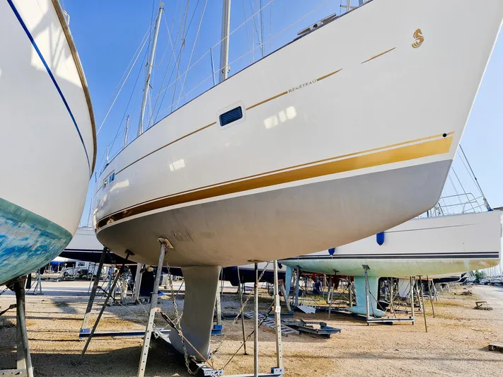  Yacht Photos Pics 2004 Beneteau Oceanis 423 sailboat on dry dock, side view, clear sky background.