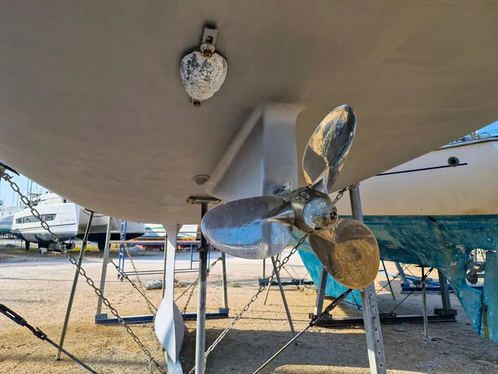  Yacht Photos Pics 2004 Beneteau Oceanis 423 sailboat propeller and hull on dry dock.