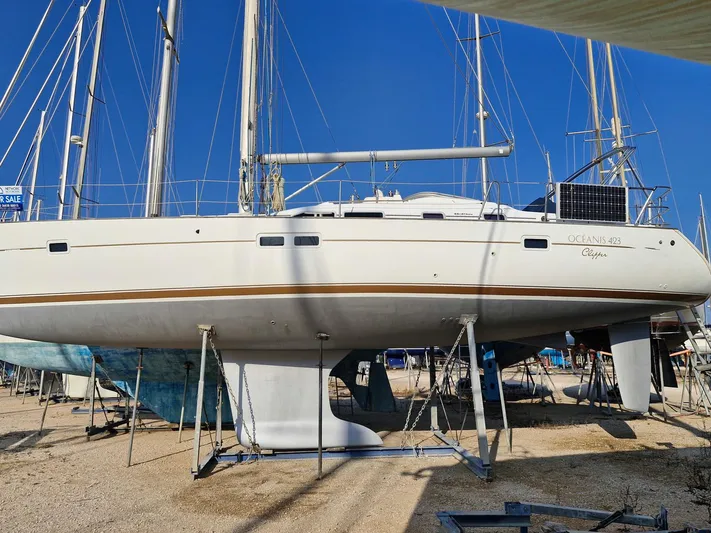  Yacht Photos Pics 2004 Beneteau Oceanis 423 sailboat on dry dock, ready for sale.