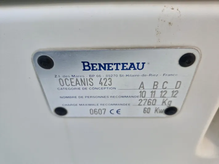  Yacht Photos Pics Beneteau Oceanis 423 label, 2004 model, design category, weight, and capacity details.