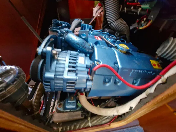  Yacht Photos Pics Engine compartment of a 2004 Beneteau Oceanis 423 sailboat, featuring a blue engine.