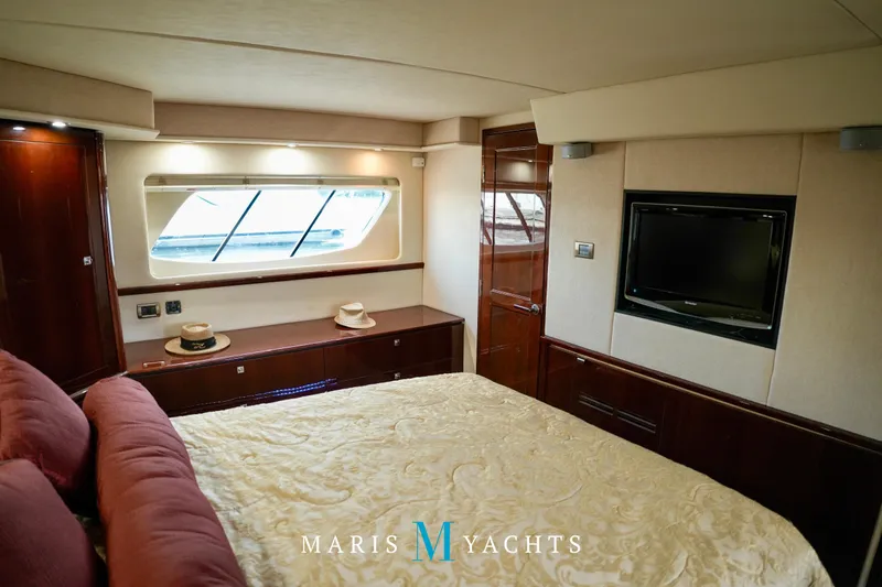 Man O War Yacht Photos Pics Luxurious 2009 Sea Ray 55 Sundancer yacht bedroom with elegant decor and window view.