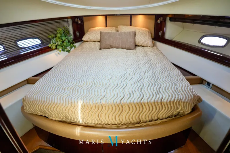 Man O War Yacht Photos Pics 2009 Sea Ray 55 Sundancer yacht bedroom with elegant bedding and porthole windows.