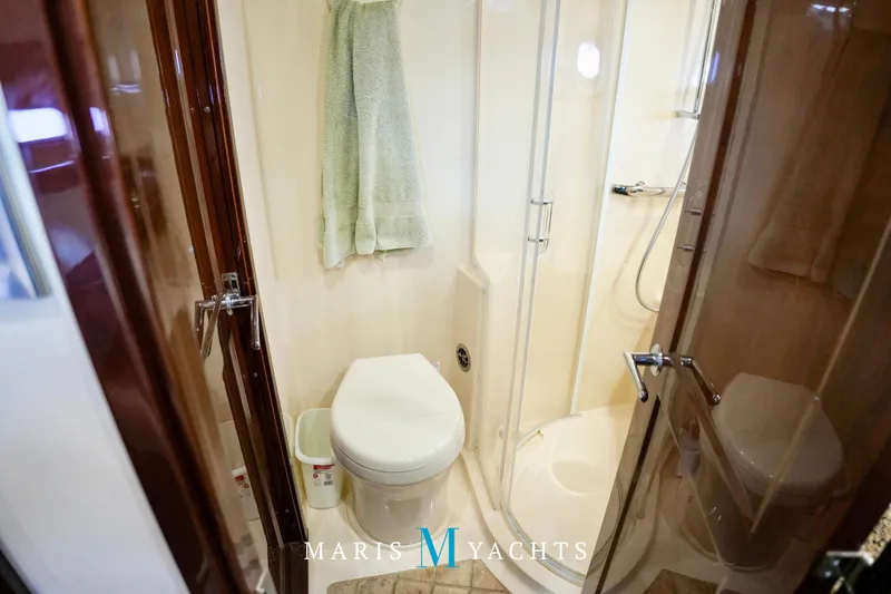 Man O War Yacht Photos Pics Luxurious bathroom in 2009 Sea Ray 55 Sundancer yacht with shower and toilet.