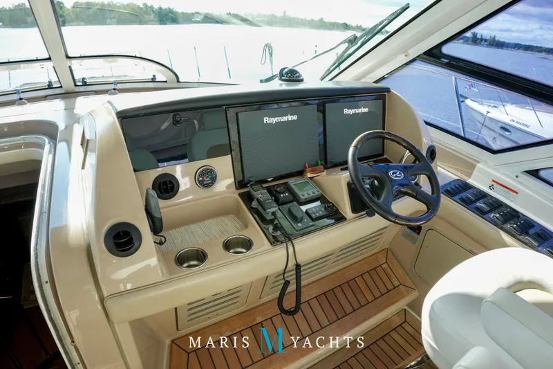 Man O War Yacht Photos Pics 2009 Sea Ray 55 Sundancer yacht helm with Raymarine navigation system and luxurious interior.