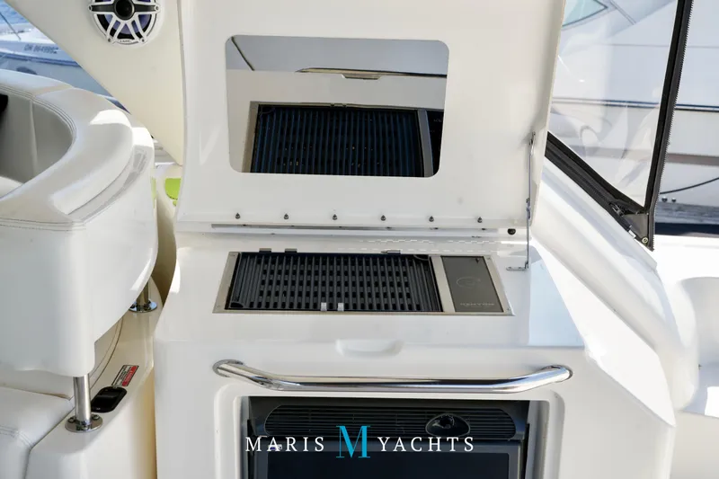 Man O War Yacht Photos Pics 2009 Sea Ray 55 Sundancer yacht grill and seating area, featuring sleek design and modern amenities.