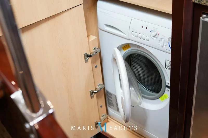 Man O War Yacht Photos Pics 2009 Sea Ray 55 Sundancer yacht with built-in washing machine.