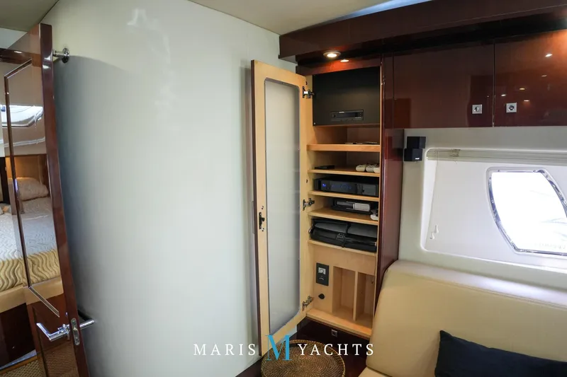Man O War Yacht Photos Pics Interior of 2009 Sea Ray 55 Sundancer yacht with entertainment system and cozy seating.